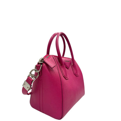 Lato destro, Compatta borsa Givenchy Antigona in pelle martellata fucsia nella versione piccola con hardware argentato. Indossabile a mano oppure a tracolla. Originale, usata, di lusso, in ottime condizioni.