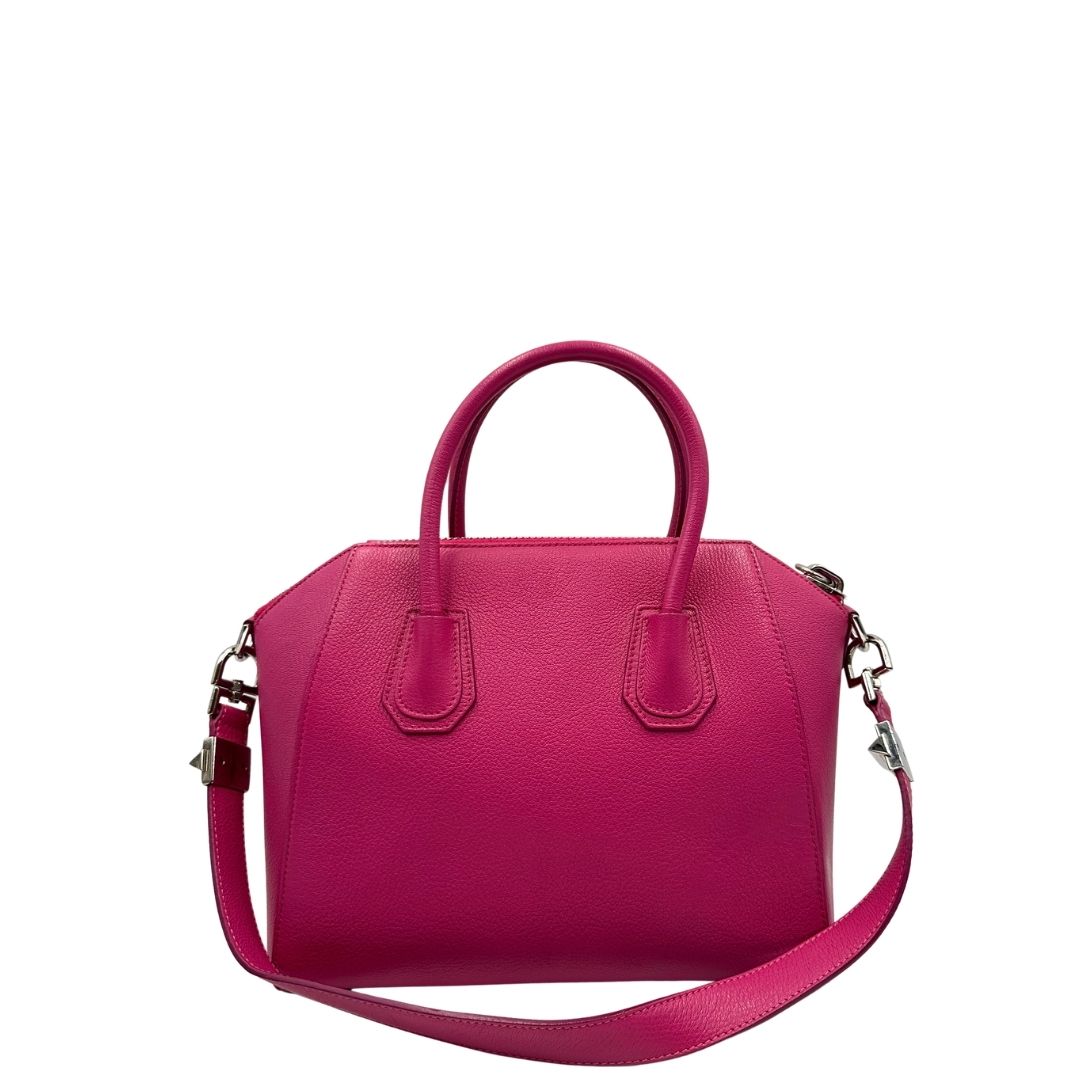 Retro, Compatta borsa Givenchy Antigona in pelle martellata fucsia nella versione piccola con hardware argentato. Indossabile a mano oppure a tracolla. Originale, usata, di lusso, in ottime condizioni.