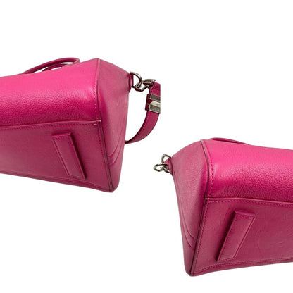 Angoli, Compatta borsa Givenchy Antigona in pelle martellata fucsia nella versione piccola con hardware argentato. Indossabile a mano oppure a tracolla. Originale, usata, di lusso, in ottime condizioni.