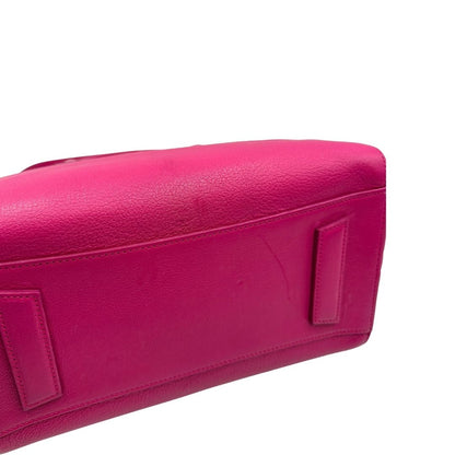 Base, Compatta borsa Givenchy Antigona in pelle martellata fucsia nella versione piccola con hardware argentato. Indossabile a mano oppure a tracolla. Originale, usata, di lusso, in ottime condizioni.