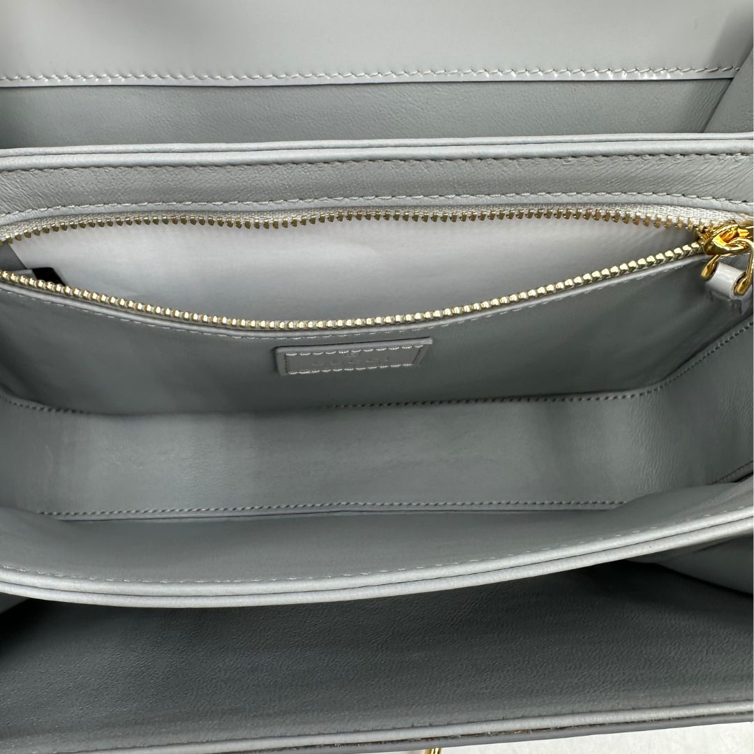 interno Borsa Gucci in pelle pettinata grigia, di lusso, originale, eccellenti condizioni, usata. 