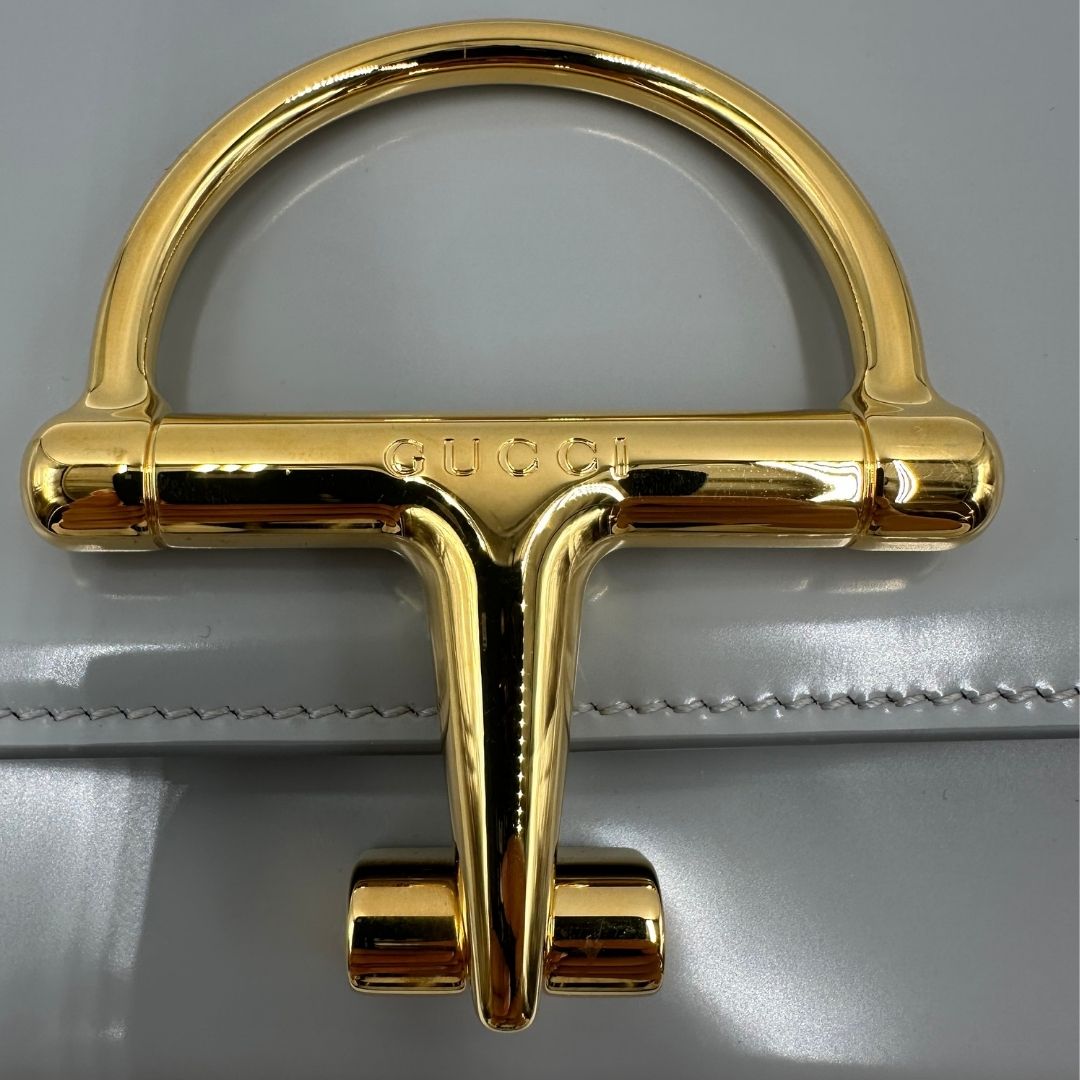 chiusura Borsa Gucci in pelle pettinata grigia, di lusso, originale, eccellenti condizioni, usata. 