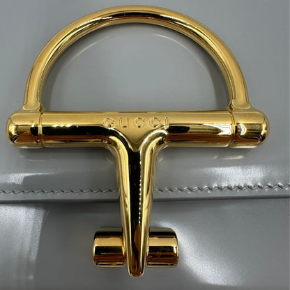 chiusura Borsa Gucci in pelle pettinata grigia, di lusso, originale, eccellenti condizioni, usata. 
