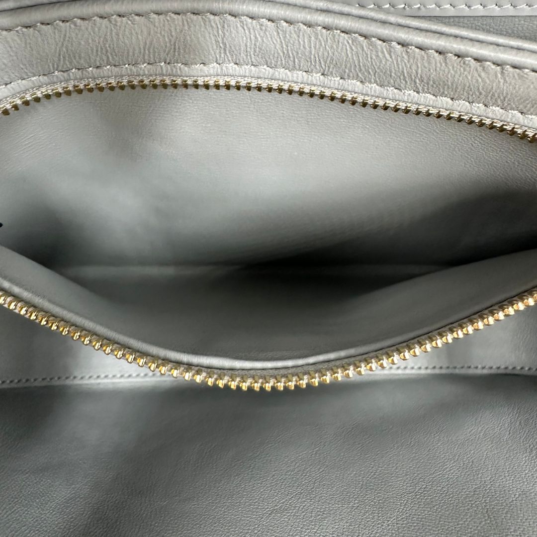 interno Borsa Gucci in pelle pettinata grigia, di lusso, originale, eccellenti condizioni, usata. 