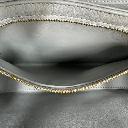 interno Borsa Gucci in pelle pettinata grigia, di lusso, originale, eccellenti condizioni, usata. 