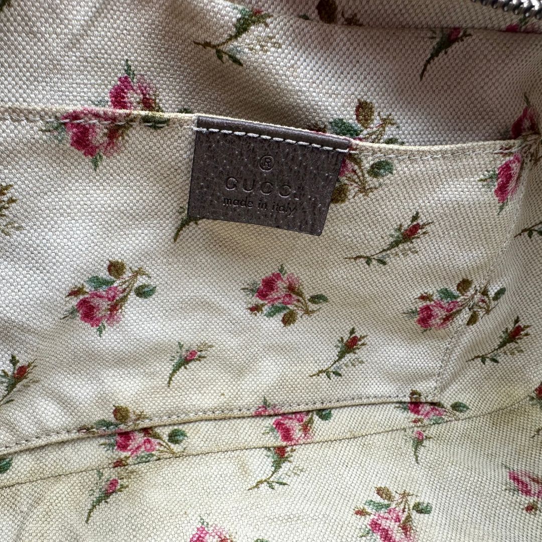 interno  Borsa Gucci in canvas GG con finiture in pelle marroni, munita di una tracolla Web, di lusso, originale, ottime condizioni, usata. 