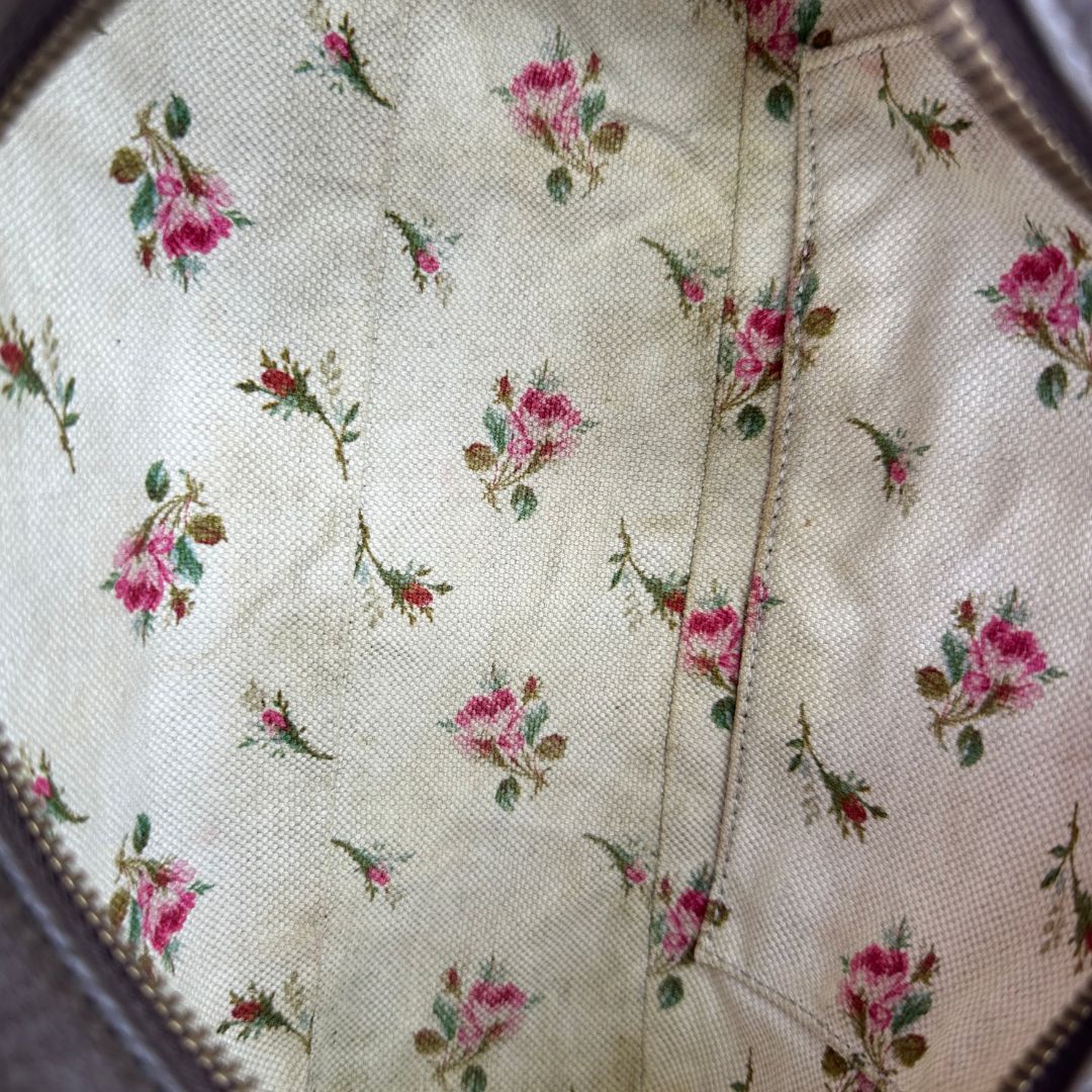 interno  Borsa Gucci in canvas GG con finiture in pelle marroni, munita di una tracolla Web, di lusso, originale, ottime condizioni, usata. 