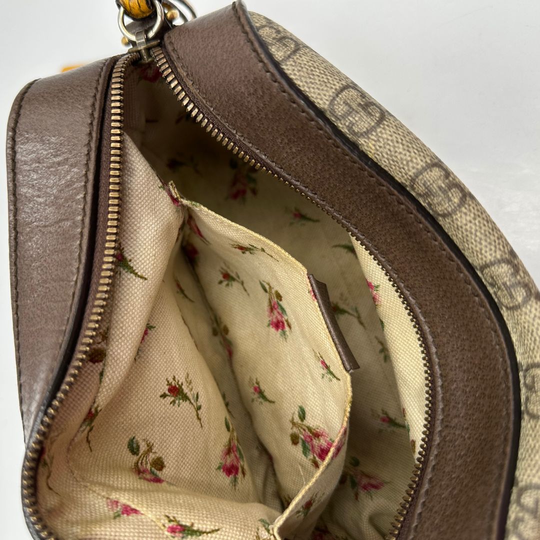 interno  Borsa Gucci in canvas GG con finiture in pelle marroni, munita di una tracolla Web, di lusso, originale, ottime condizioni, usata. 