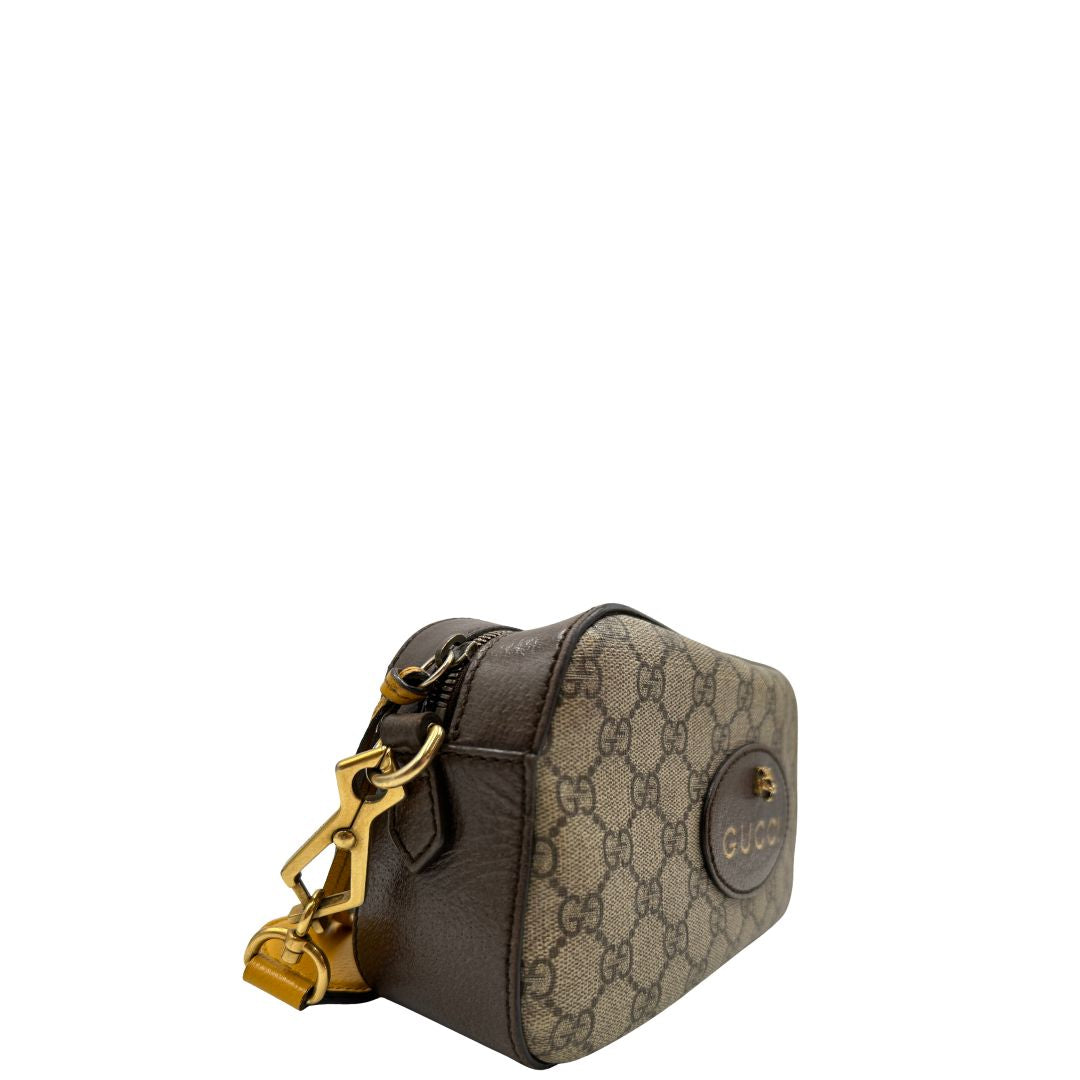 lato  Borsa Gucci in canvas GG con finiture in pelle marroni, munita di una tracolla Web, di lusso, originale, ottime condizioni, usata. 