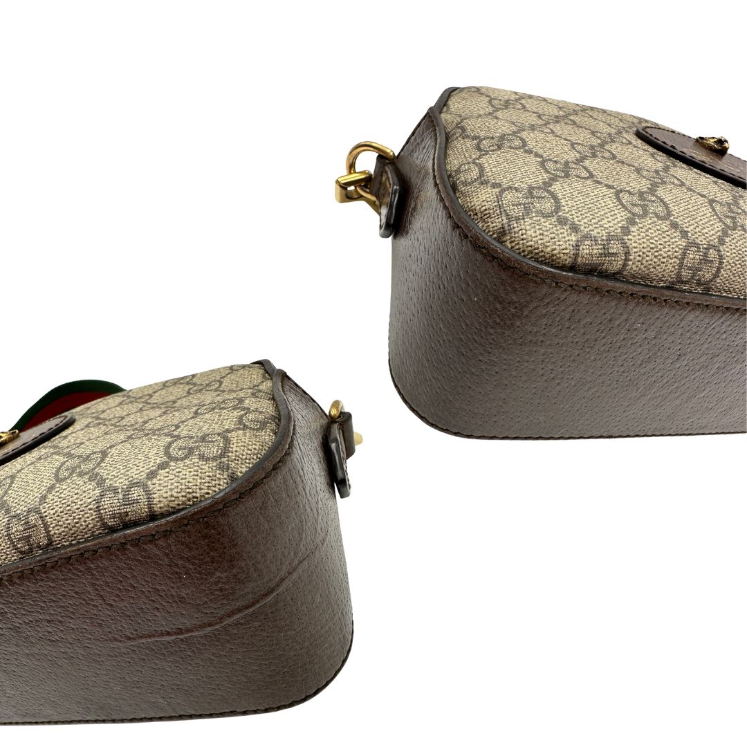 angoli  Borsa Gucci in canvas GG con finiture in pelle marroni, munita di una tracolla Web, di lusso, originale, ottime condizioni, usata. 