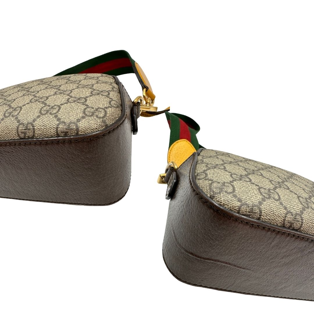 angoli  Borsa Gucci in canvas GG con finiture in pelle marroni, munita di una tracolla Web, di lusso, originale, ottime condizioni, usata. 