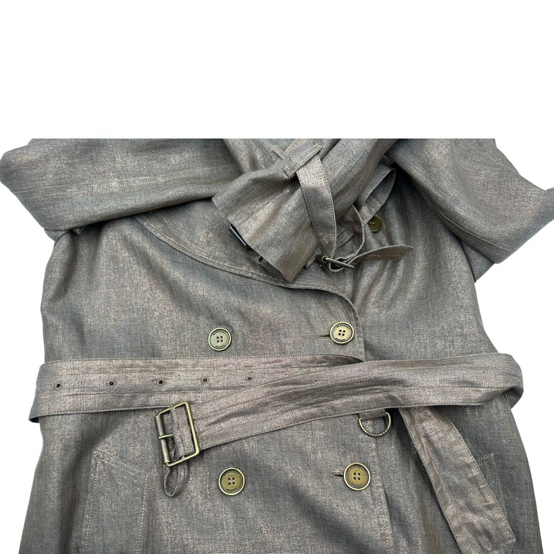 Trench Burberry in lino color bronzo laminato, di lusso, originale, ottime condizioni, usato.