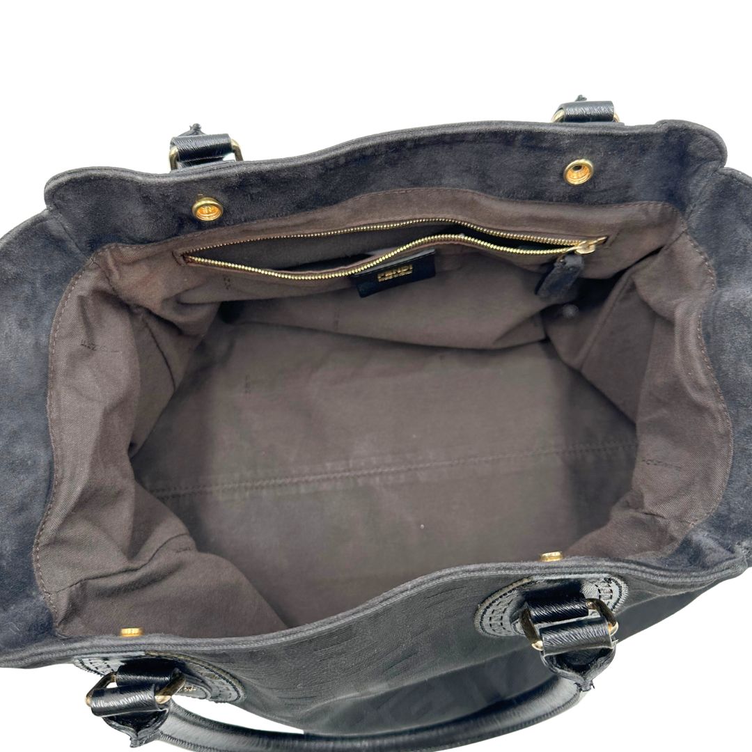 interno  Borsa Fendi Etniko in tessuto nero trama Zucca, indossabile a spalla, di lusso, originale, ottime condizioni, usata. 