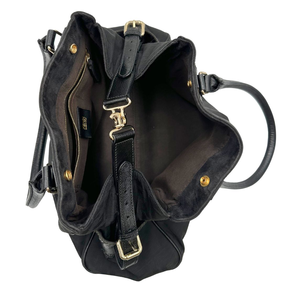 chiusura  Borsa Fendi Etniko in tessuto nero trama Zucca, indossabile a spalla, di lusso, originale, ottime condizioni, usata. 
