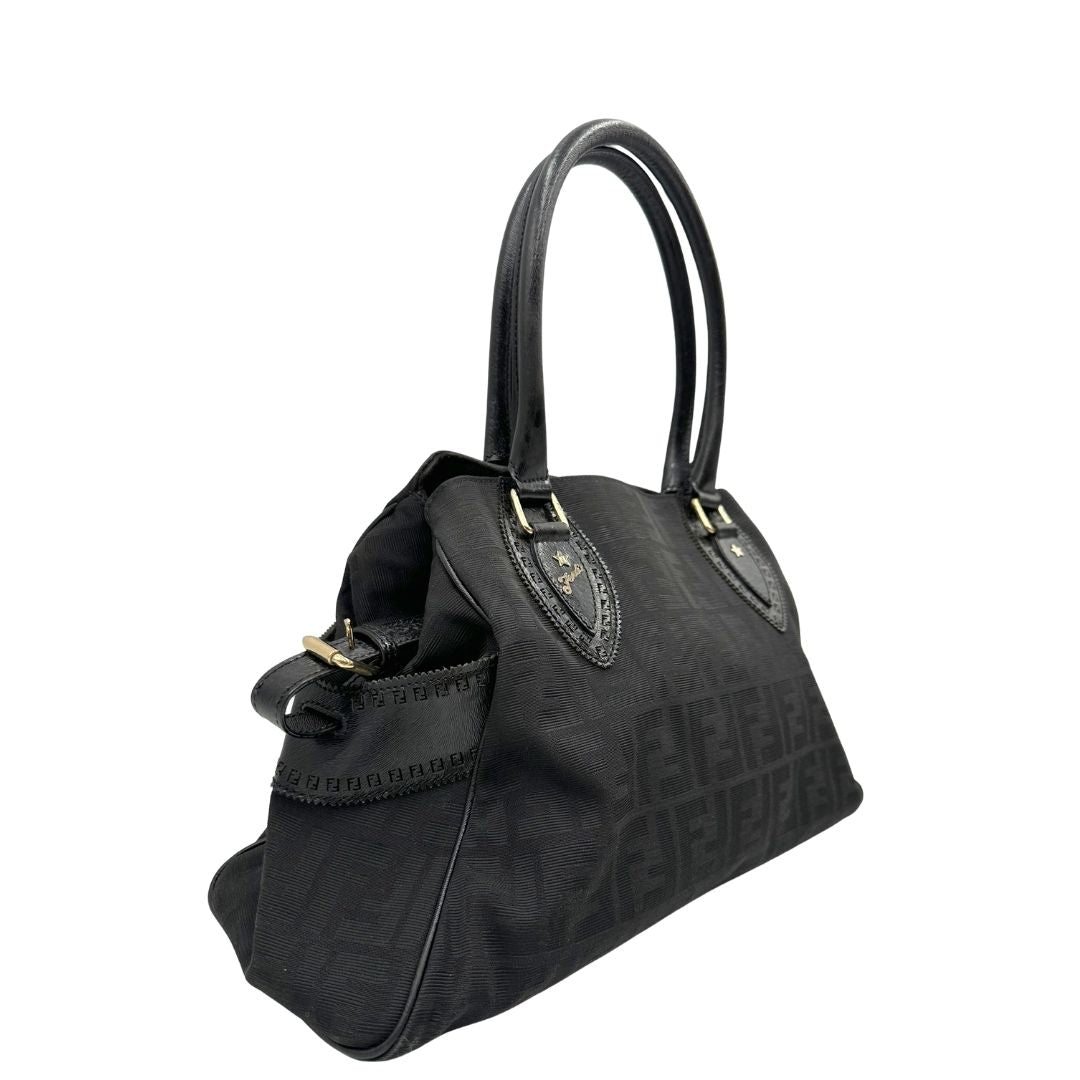 lato  Borsa Fendi Etniko in tessuto nero trama Zucca, indossabile a spalla, di lusso, originale, ottime condizioni, usata. 
