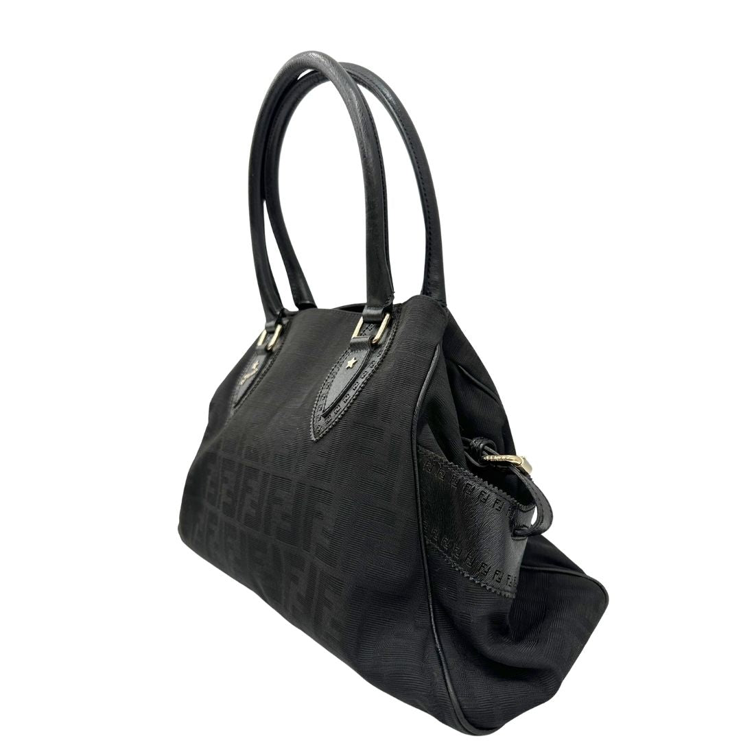 lato  Borsa Fendi Etniko in tessuto nero trama Zucca, indossabile a spalla, di lusso, originale, ottime condizioni, usata. 