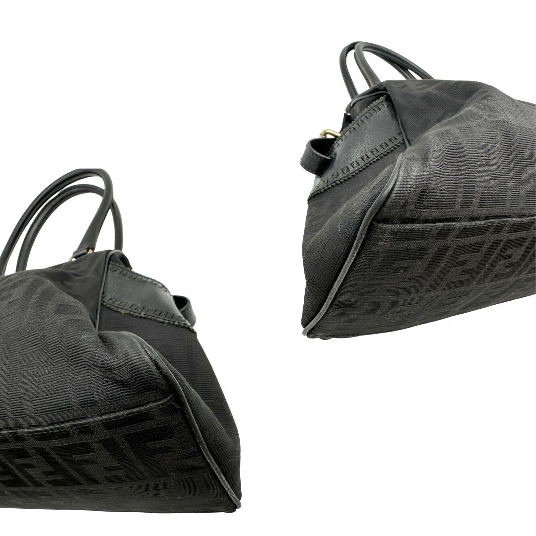 Angoli  Borsa Fendi Etniko in tessuto nero trama Zucca, indossabile a spalla, di lusso, originale, ottime condizioni, usata. 