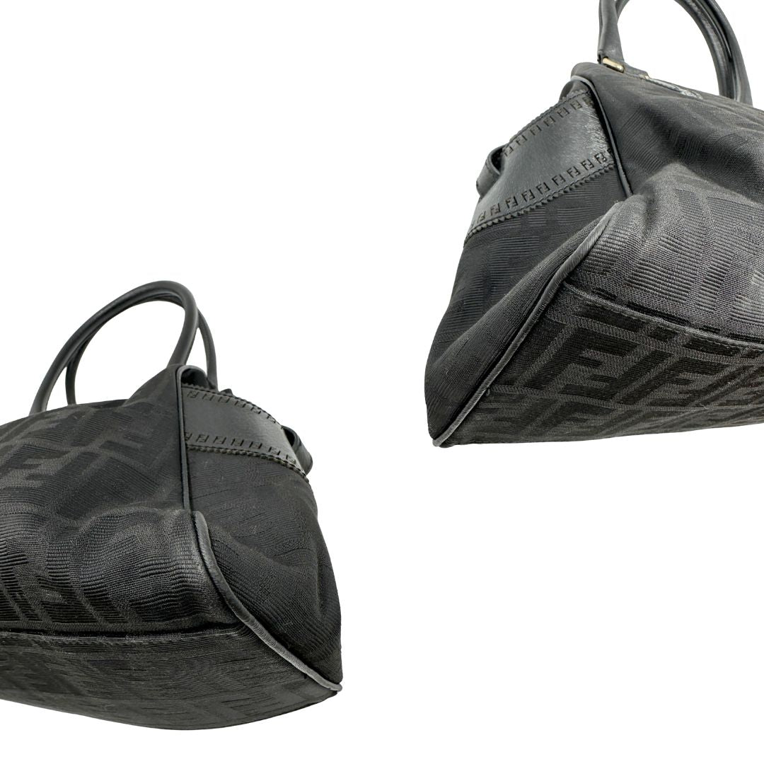 angoli  Borsa Fendi Etniko in tessuto nero trama Zucca, indossabile a spalla, di lusso, originale, ottime condizioni, usata. 