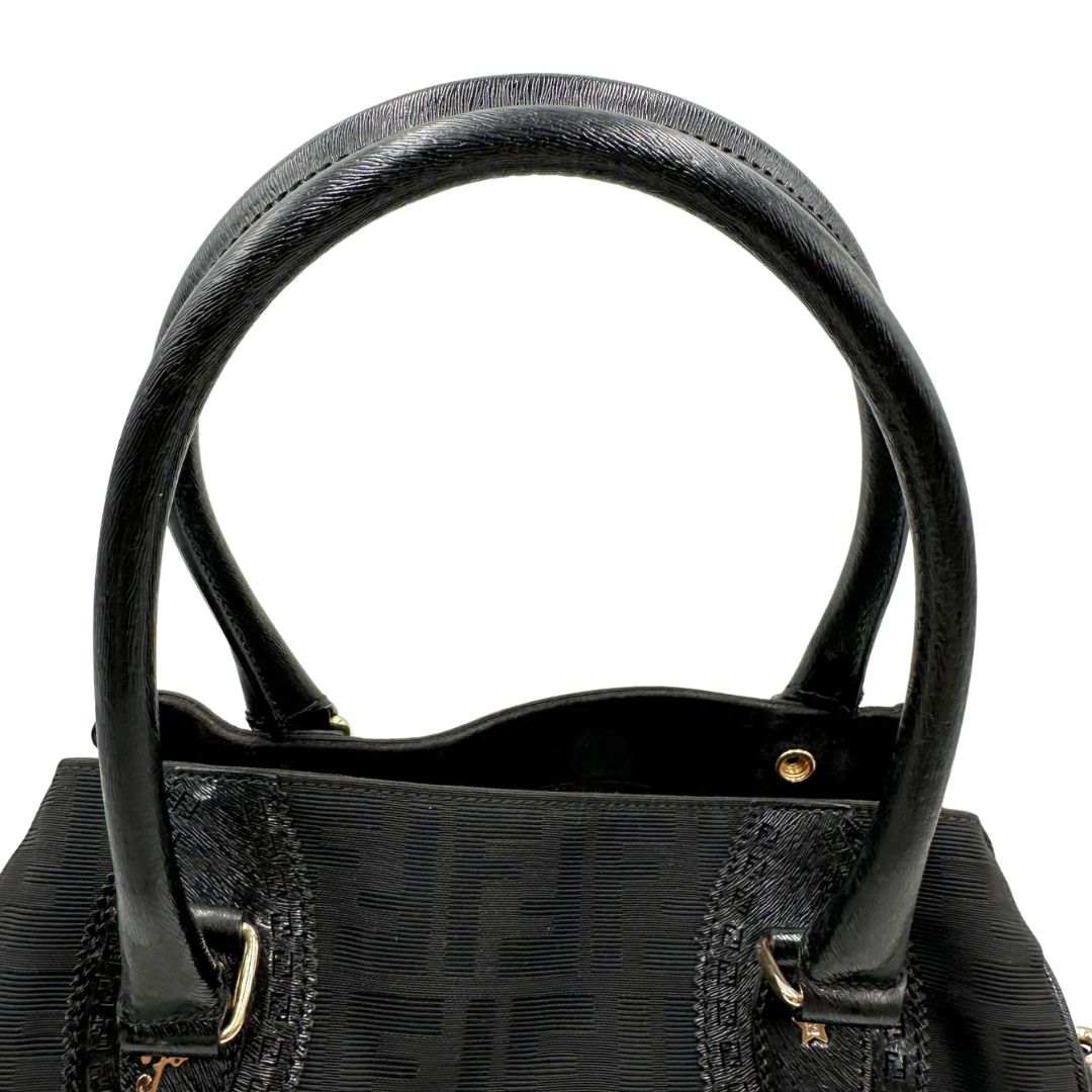 manici   Borsa Fendi Etniko in tessuto nero trama Zucca, indossabile a spalla, di lusso, originale, ottime condizioni, usata.