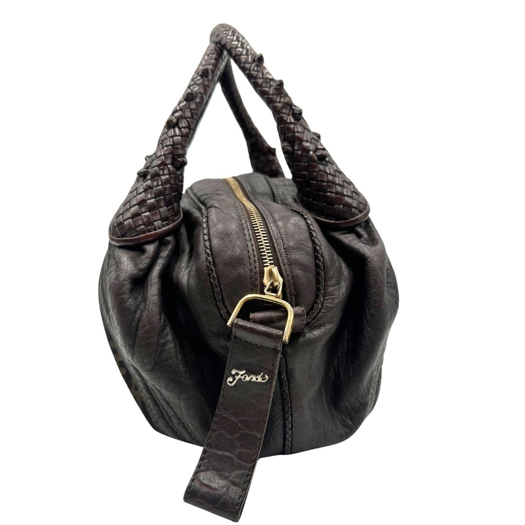 lato  Borsa Fendi Spy in tessuto trama Zucca e finiture in pelle, di lusso, originale, ottime condizioni, usata. 