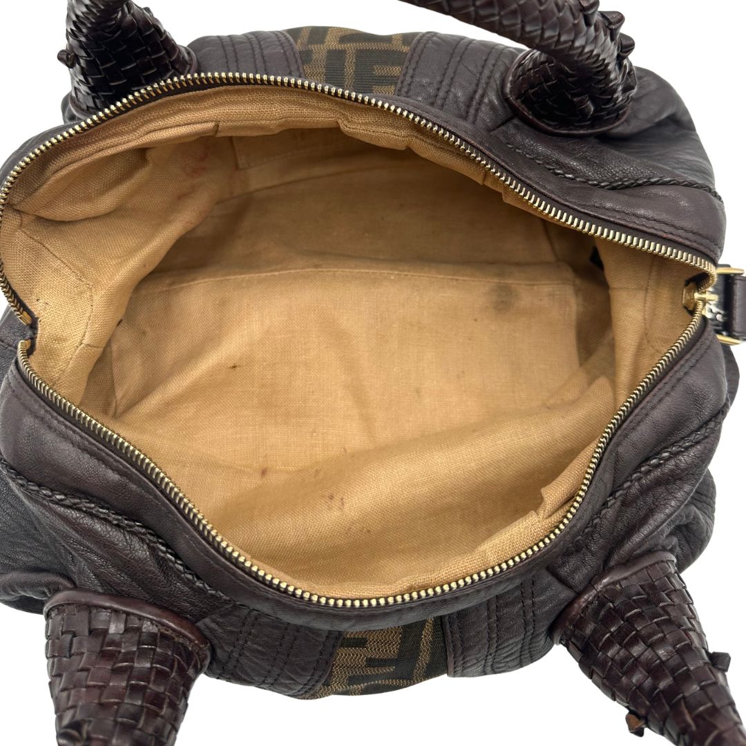 interno  Borsa Fendi Spy in tessuto trama Zucca e finiture in pelle, di lusso, originale, ottime condizioni, usata. 