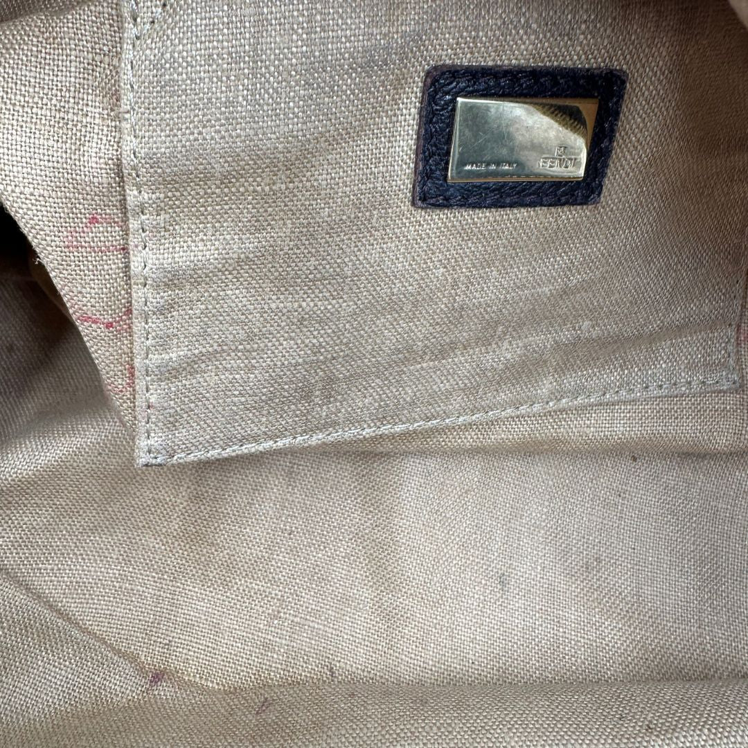 interno  Borsa Fendi Spy in tessuto trama Zucca e finiture in pelle, di lusso, originale, ottime condizioni, usata. 