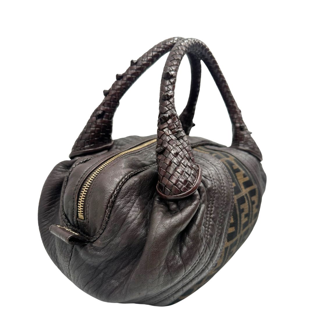 lato  Borsa Fendi Spy in tessuto trama Zucca e finiture in pelle, di lusso, originale, ottime condizioni, usata. 