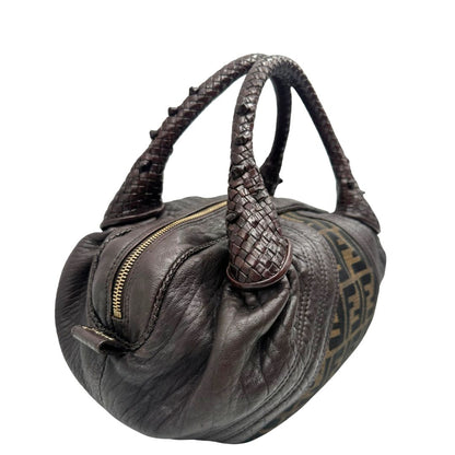 lato  Borsa Fendi Spy in tessuto trama Zucca e finiture in pelle, di lusso, originale, ottime condizioni, usata. 