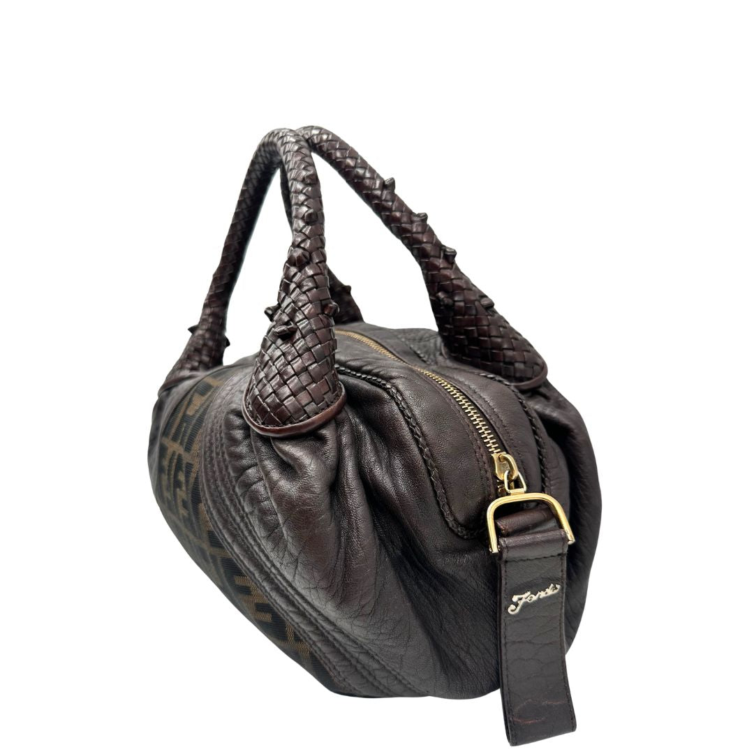 lato  Borsa Fendi Spy in tessuto trama Zucca e finiture in pelle, di lusso, originale, ottime condizioni, usata. 