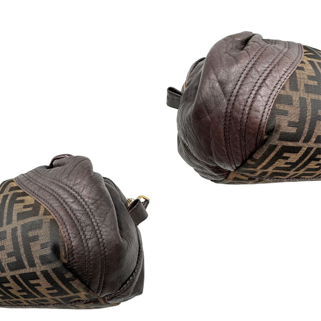 angoli  Borsa Fendi Spy in tessuto trama Zucca e finiture in pelle, di lusso, originale, ottime condizioni, usata. b