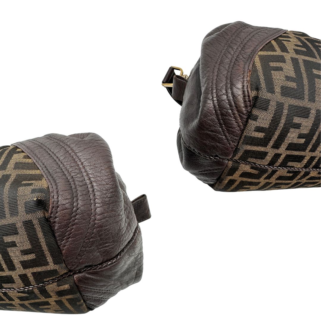 angoli  Borsa Fendi Spy in tessuto trama Zucca e finiture in pelle, di lusso, originale, ottime condizioni, usata. 