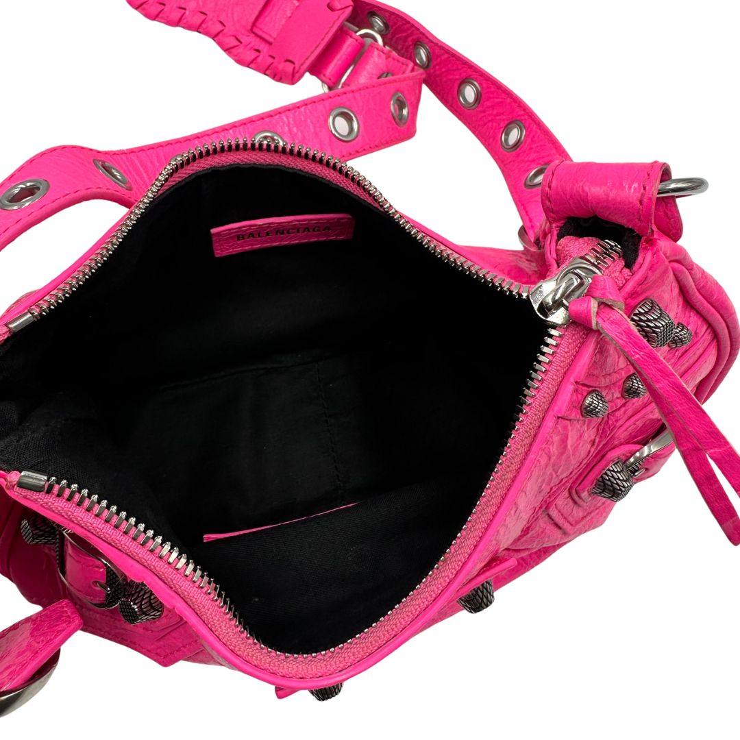 interno Borsa Le Cagole XS in pelle Arena fucsia, di lusso, originale, ottime condizioni, usata 