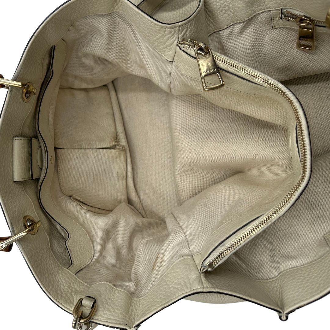 interno Borsa Gucci in pelle bianca con manici bamboo, di lusso, originale, ottime condizioni, usata. 