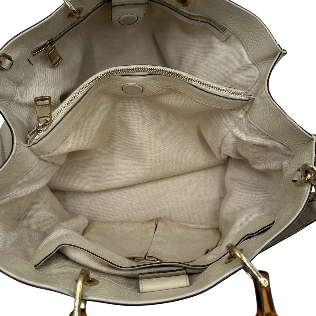 interno Borsa Gucci in pelle bianca con manici bamboo, di lusso, originale, ottime condizioni, usata. 
