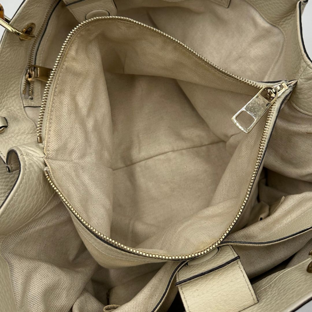 interno Borsa Gucci in pelle bianca con manici bamboo, di lusso, originale, ottime condizioni, usata. 