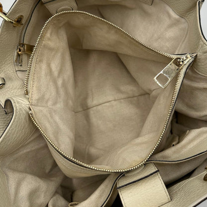 interno Borsa Gucci in pelle bianca con manici bamboo, di lusso, originale, ottime condizioni, usata. 