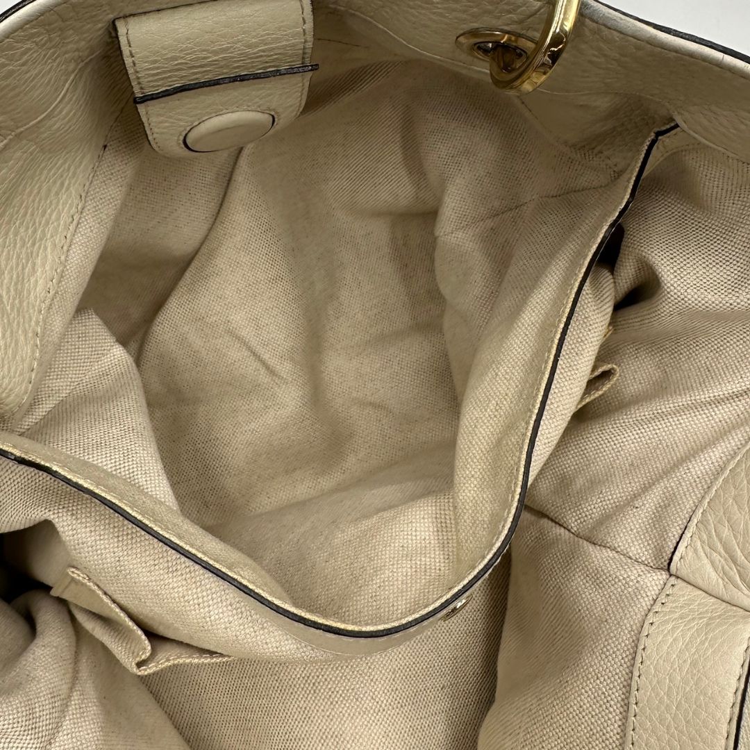 interno Borsa Gucci in pelle bianca con manici bamboo, di lusso, originale, ottime condizioni, usata. 