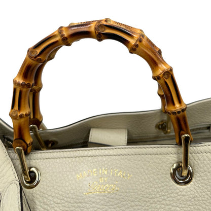 manici Borsa Gucci in pelle bianca con manici bamboo, di lusso, originale, ottime condizioni, usata. 