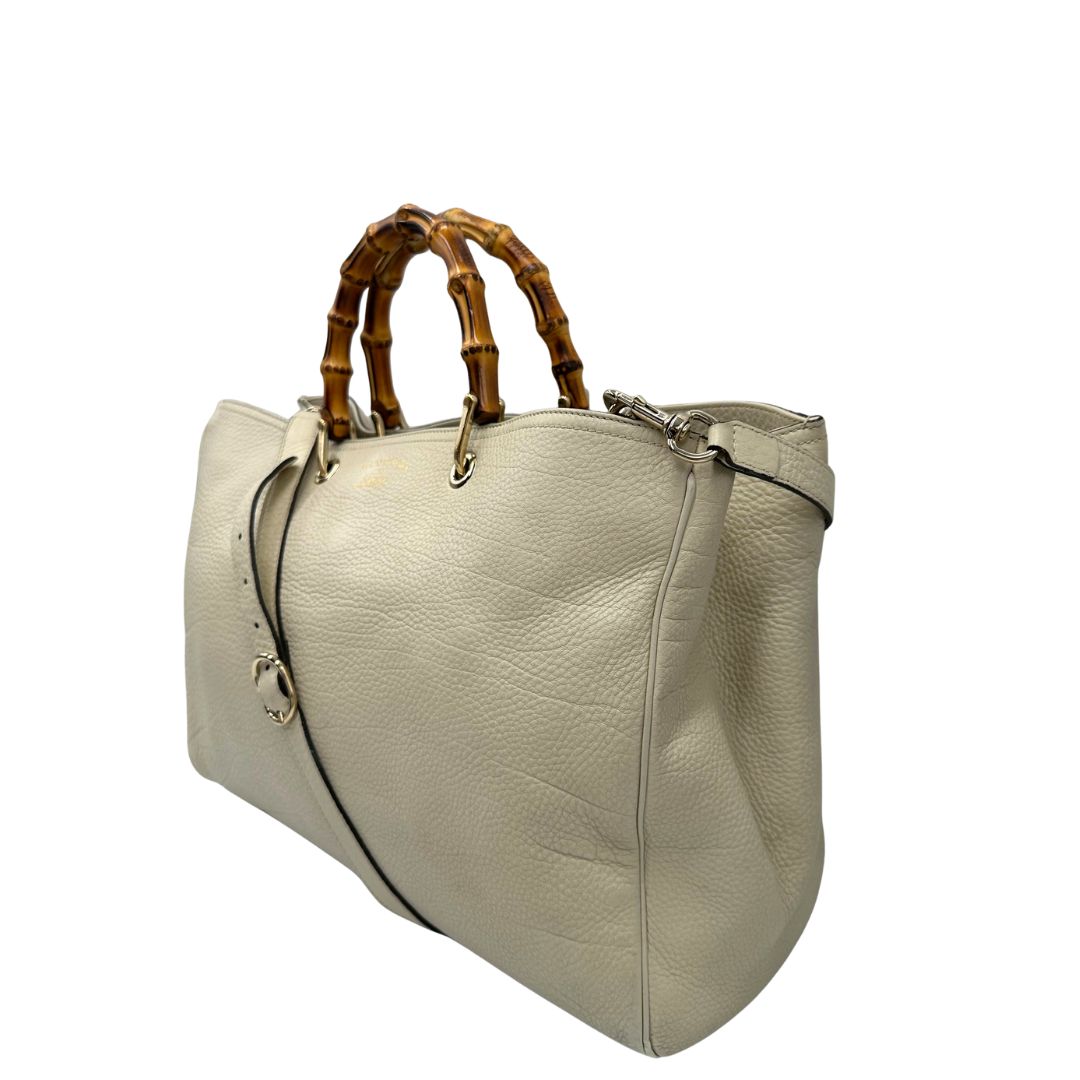 lato Borsa Gucci in pelle bianca con manici bamboo, di lusso, originale, ottime condizioni, usata. 
