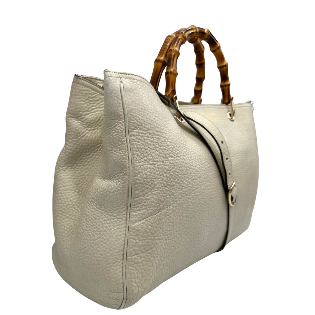 lato Borsa Gucci in pelle bianca con manici bamboo, di lusso, originale, ottime condizioni, usata. 