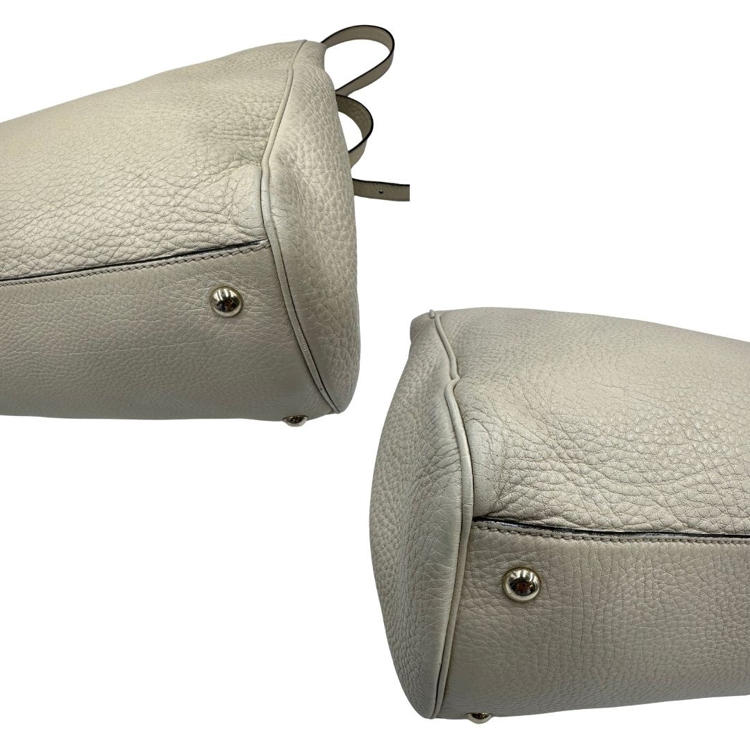 angoli Borsa Gucci in pelle bianca con manici bamboo, di lusso, originale, ottime condizioni, usata. 
