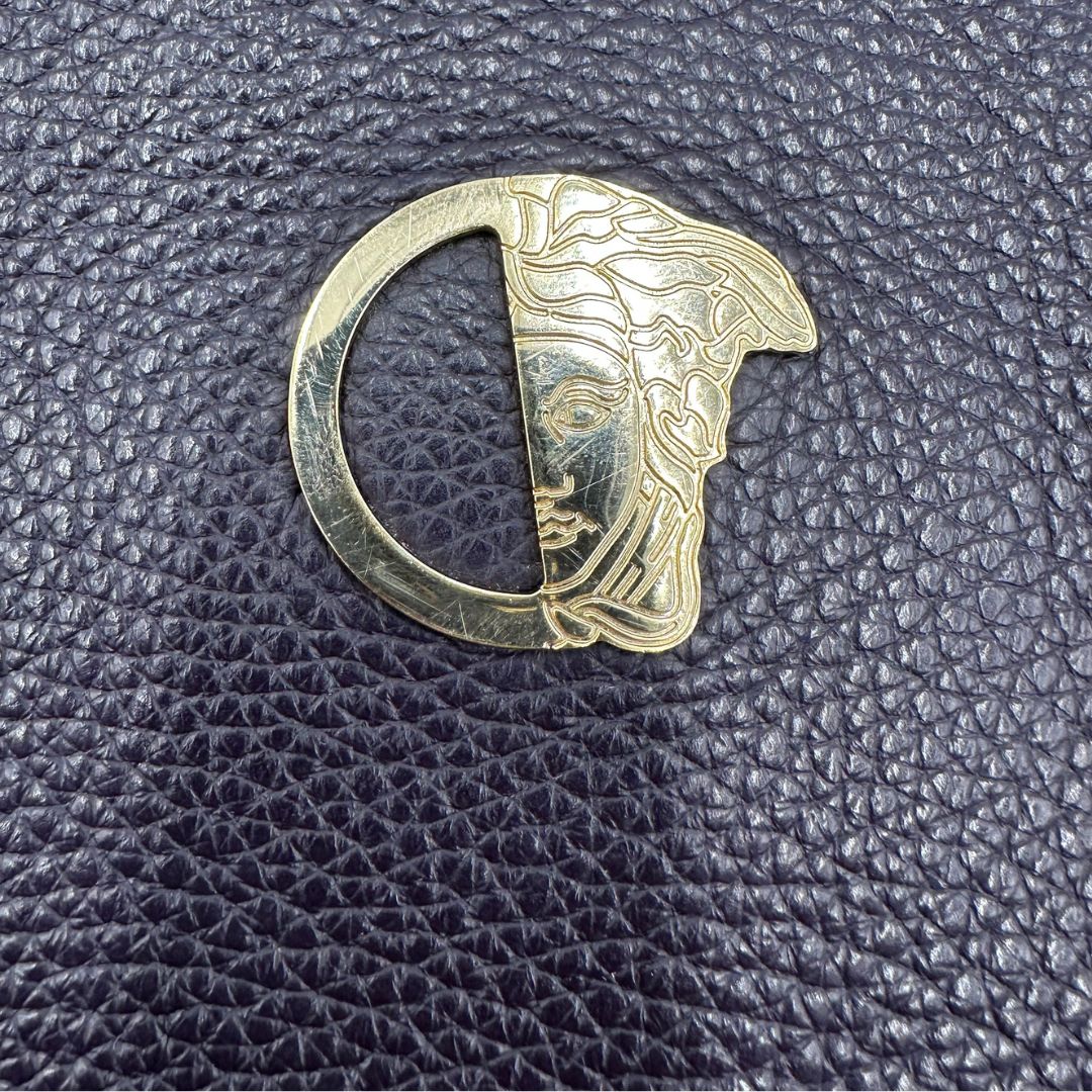  Borsa Versace Collezione in pelle viola scuro, indossabile a tracolla, di lusso, originale, ottime condizioni.
