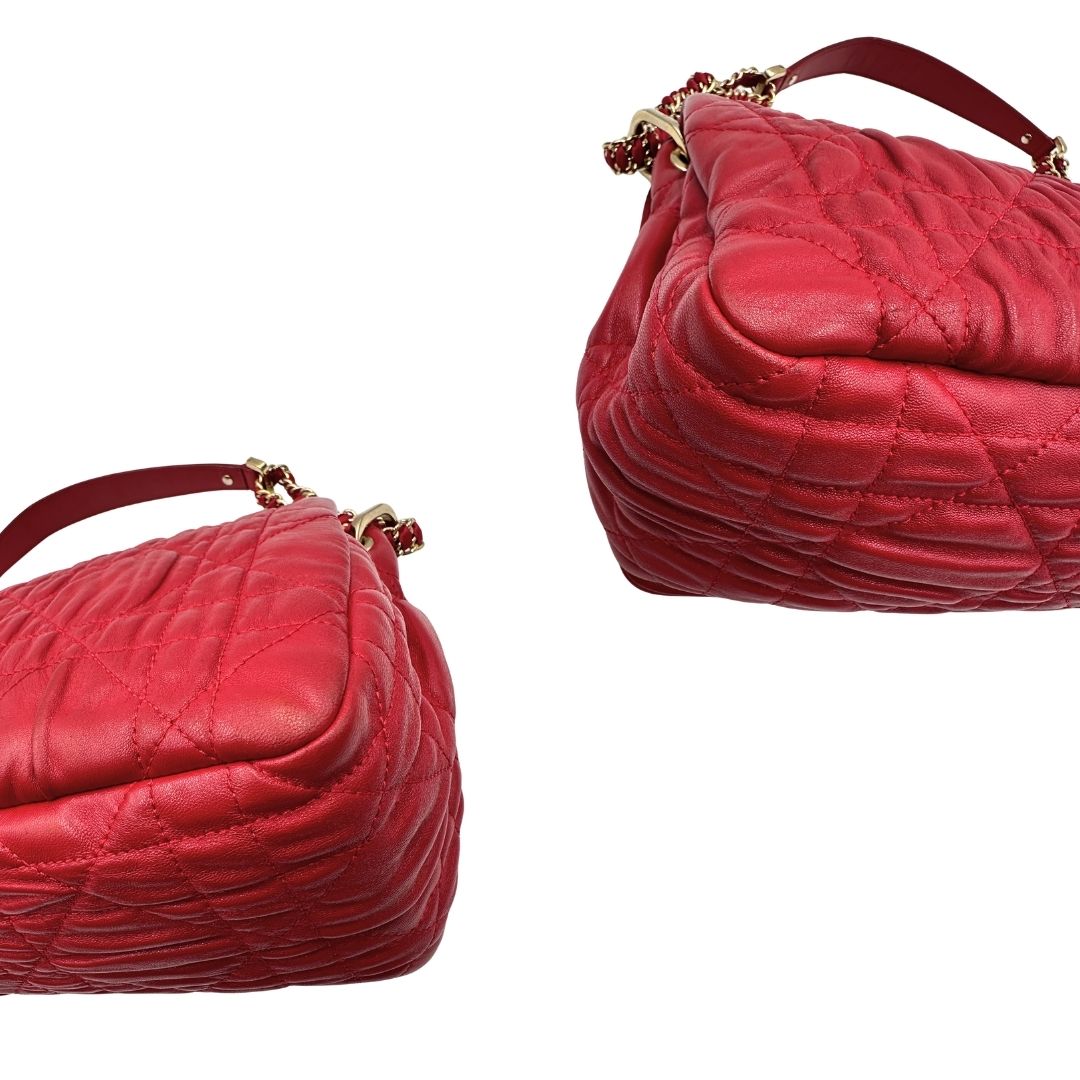 Angoli, Borsa Christian Dior Cannage Delidior caratterizzato dalla classica lavorazione trapuntata "Cannage" e da una tracolla a catena intrecciata con pelle. Indossabile a spalla. Originale, usata, di lusso, in ottime condizioni.