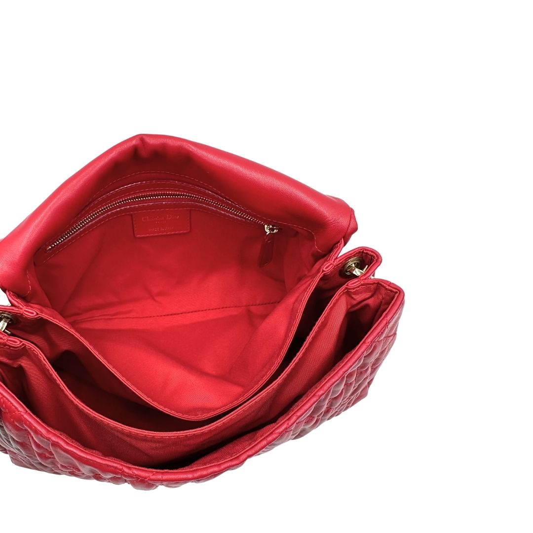 Interno, Borsa Christian Dior Cannage Delidior caratterizzato dalla classica lavorazione trapuntata "Cannage" e da una tracolla a catena intrecciata con pelle. Indossabile a spalla. Originale, usata, di lusso, in ottime condizioni.