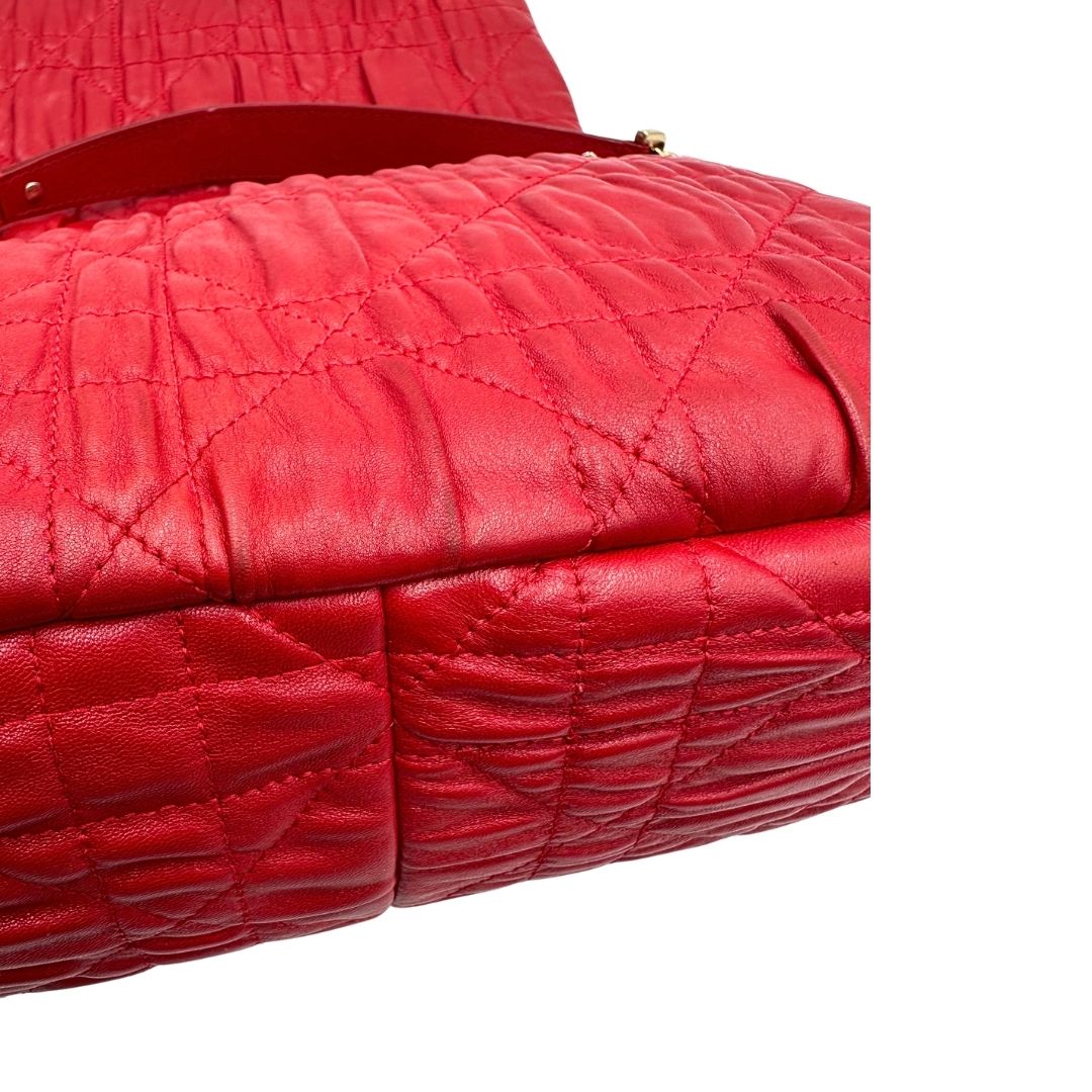 Borsa Christian Dior Cannage Delidior caratterizzato dalla classica lavorazione trapuntata "Cannage" e da una tracolla a catena intrecciata con pelle. Indossabile a spalla. Originale, usata, di lusso, in ottime condizioni.