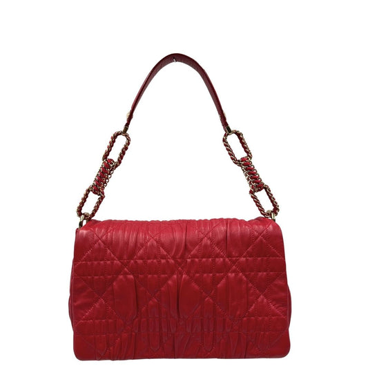 Front, Borsa Christian Dior Cannage Delidior caratterizzato dalla classica lavorazione trapuntata "Cannage" e da una tracolla a catena intrecciata con pelle. Indossabile a spalla. Originale, usata, di lusso, in ottime condizioni.