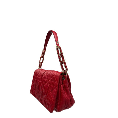 Lato sinistro, Borsa Christian Dior Cannage Delidior caratterizzato dalla classica lavorazione trapuntata "Cannage" e da una tracolla a catena intrecciata con pelle. Indossabile a spalla. Originale, usata, di lusso, in ottime condizioni.