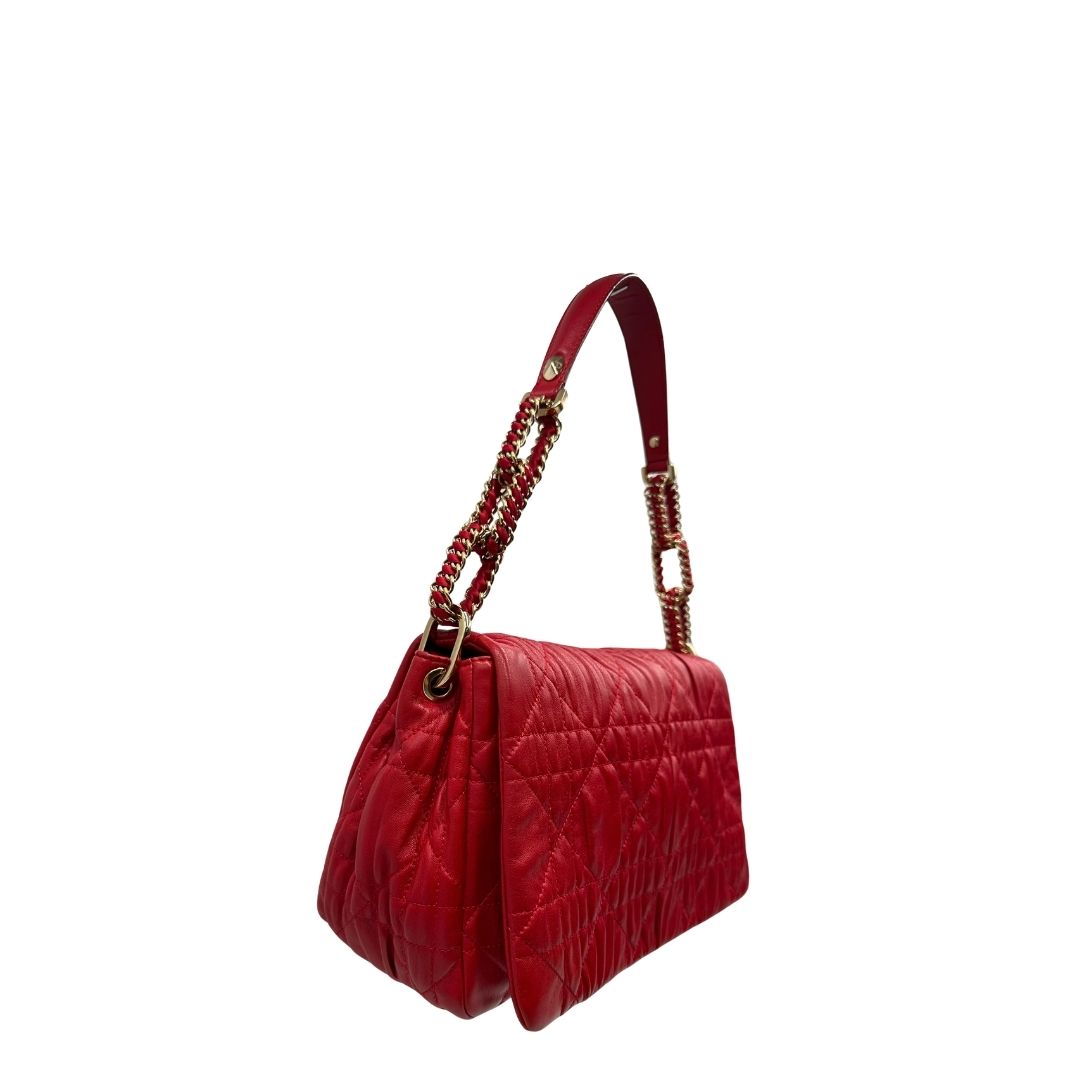 Lato destro, Borsa Christian Dior Cannage Delidior caratterizzato dalla classica lavorazione trapuntata "Cannage" e da una tracolla a catena intrecciata con pelle. Indossabile a spalla. Originale, usata, di lusso, in ottime condizioni.
