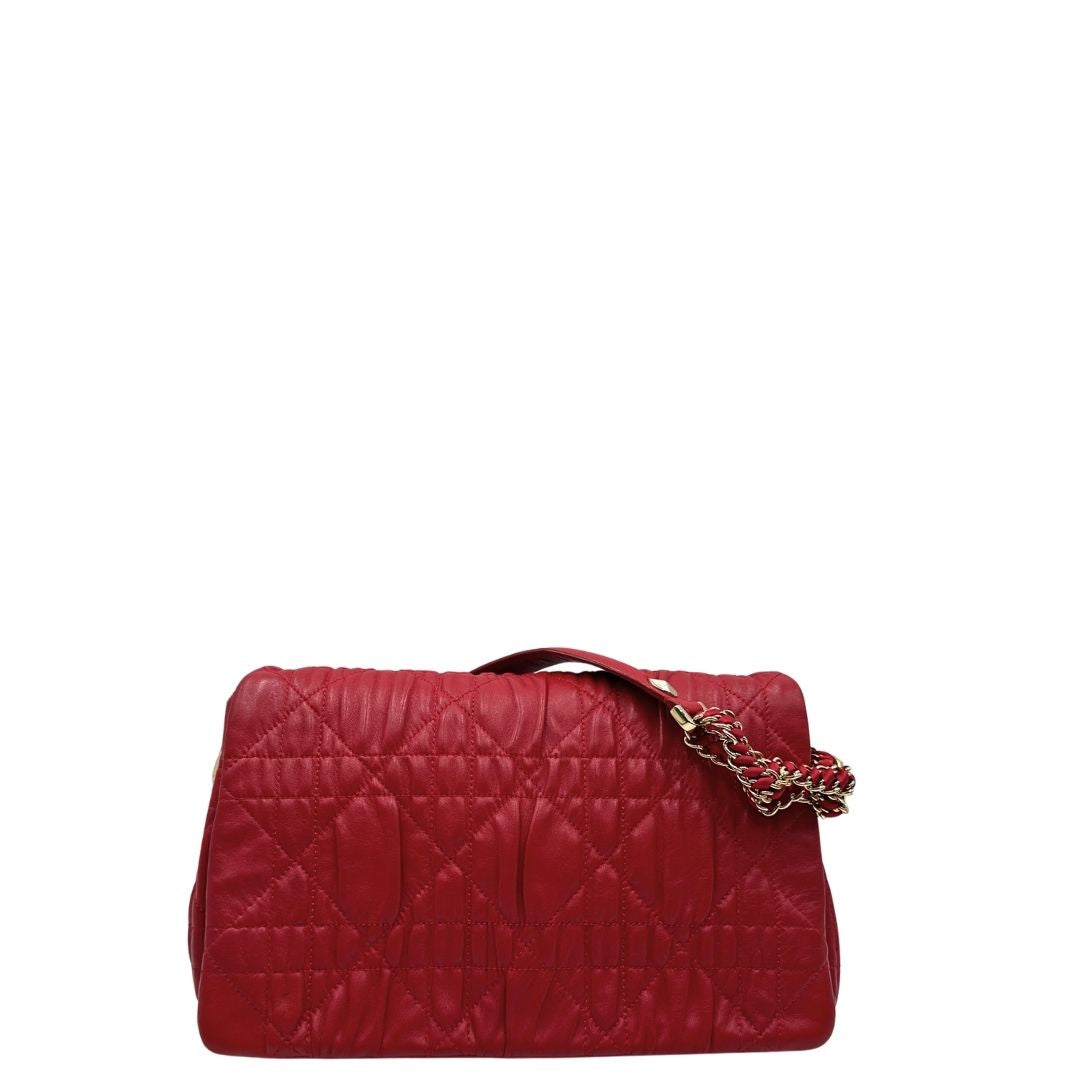 Front, Borsa Christian Dior Cannage Delidior caratterizzato dalla classica lavorazione trapuntata "Cannage" e da una tracolla a catena intrecciata con pelle. Indossabile a spalla. Originale, usata, di lusso, in ottime condizioni.