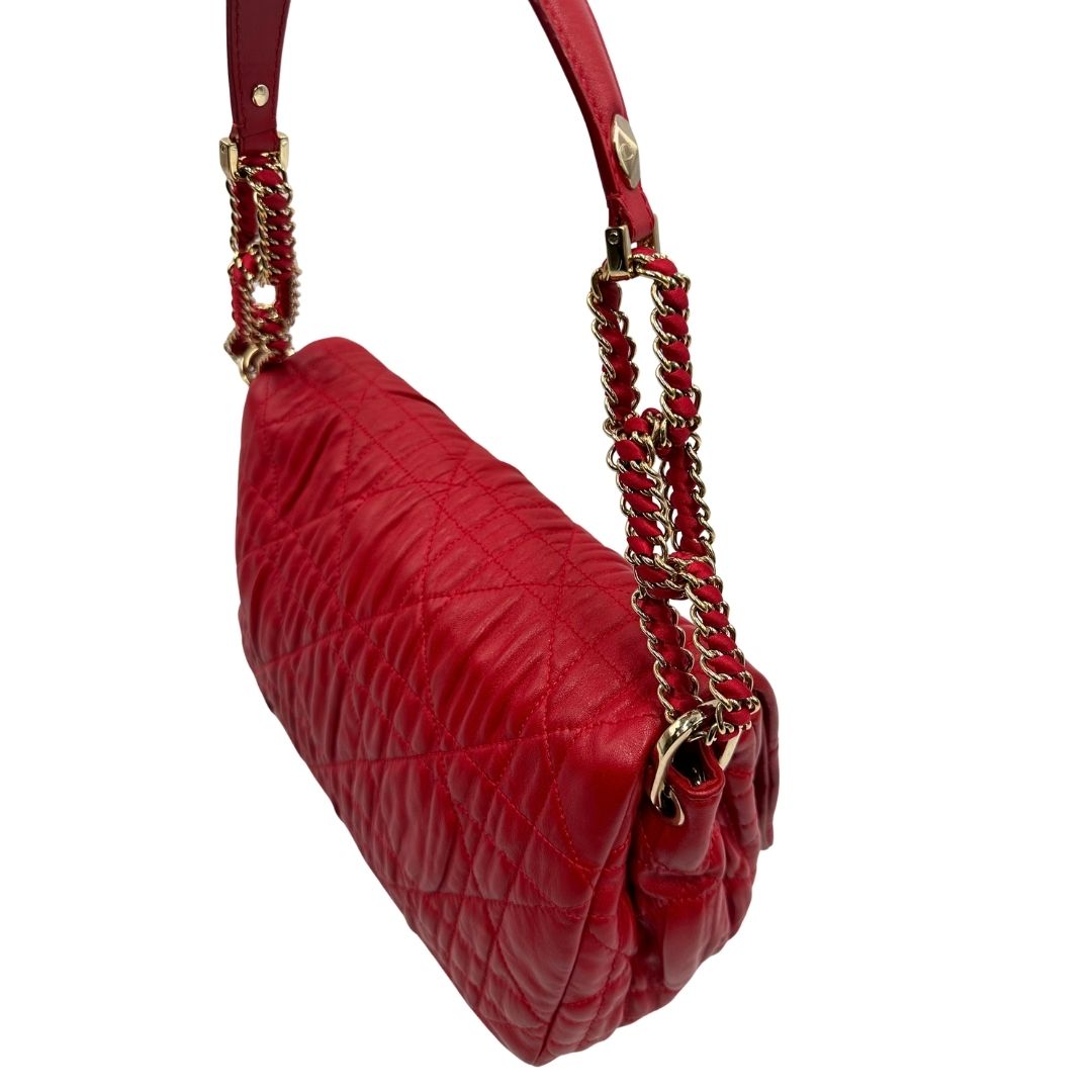 Borsa Christian Dior Cannage Delidior caratterizzato dalla classica lavorazione trapuntata "Cannage" e da una tracolla a catena intrecciata con pelle. Indossabile a spalla. Originale, usata, di lusso, in ottime condizioni.